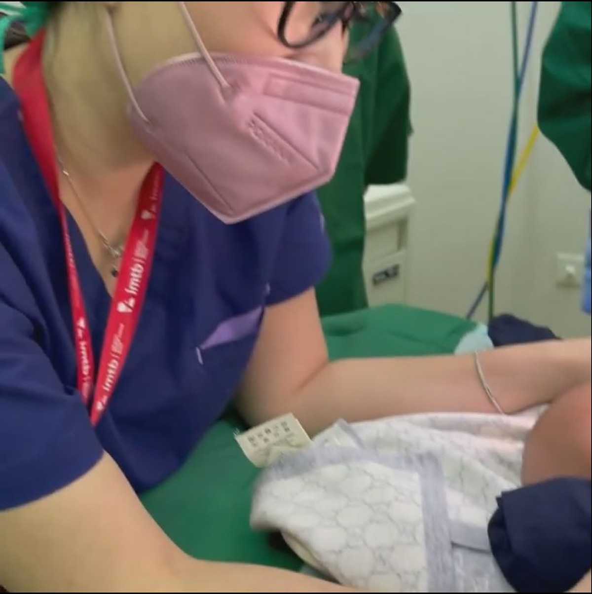 Anak kedua Raffi Ahmad&comma; baby Rayyanza baru saja menjalani proses khitan atau sunat ditemani sang ayah tercinta&period; Yuk intip&excl;