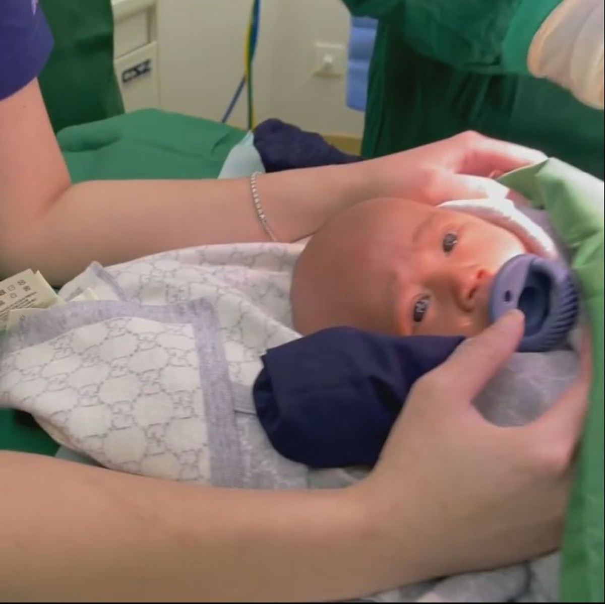 Anak kedua Raffi Ahmad&comma; baby Rayyanza baru saja menjalani proses khitan atau sunat ditemani sang ayah tercinta&period; Yuk intip&excl;