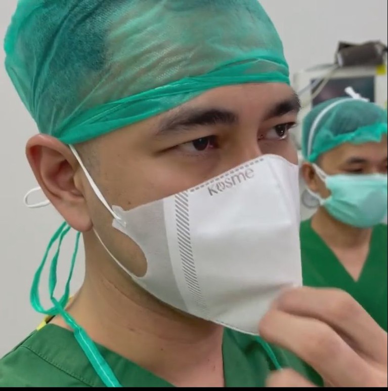 7 Ekspresi Rayyanza Disunat Anak kedua Raffi Ahmad, baby Rayyanza baru saja menjalani proses khitan atau sunat ditemani sang ayah tercinta. Yuk intip!