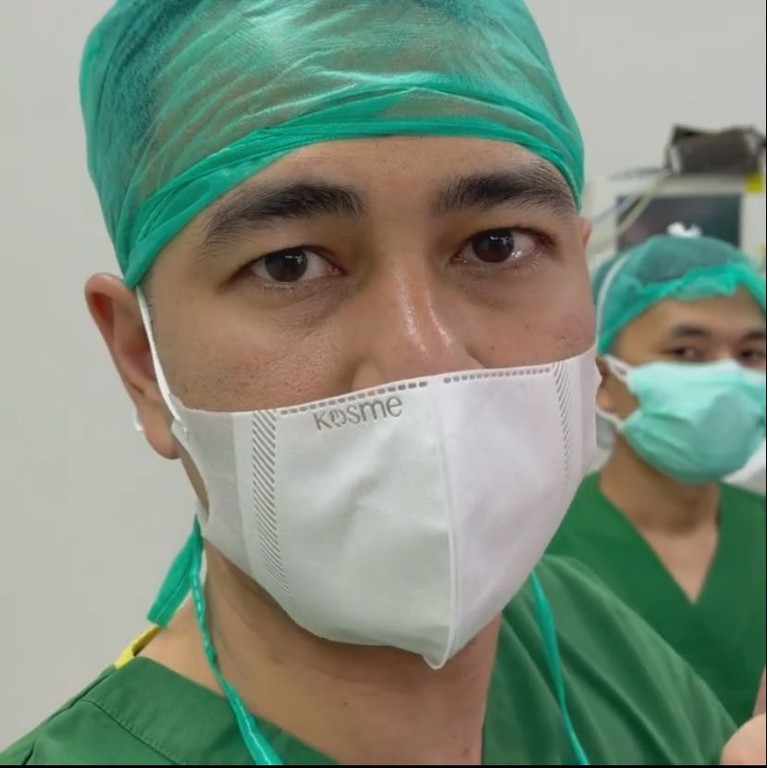 7 Ekspresi Rayyanza Disunat Anak kedua Raffi Ahmad, baby Rayyanza baru saja menjalani proses khitan atau sunat ditemani sang ayah tercinta. Yuk intip!