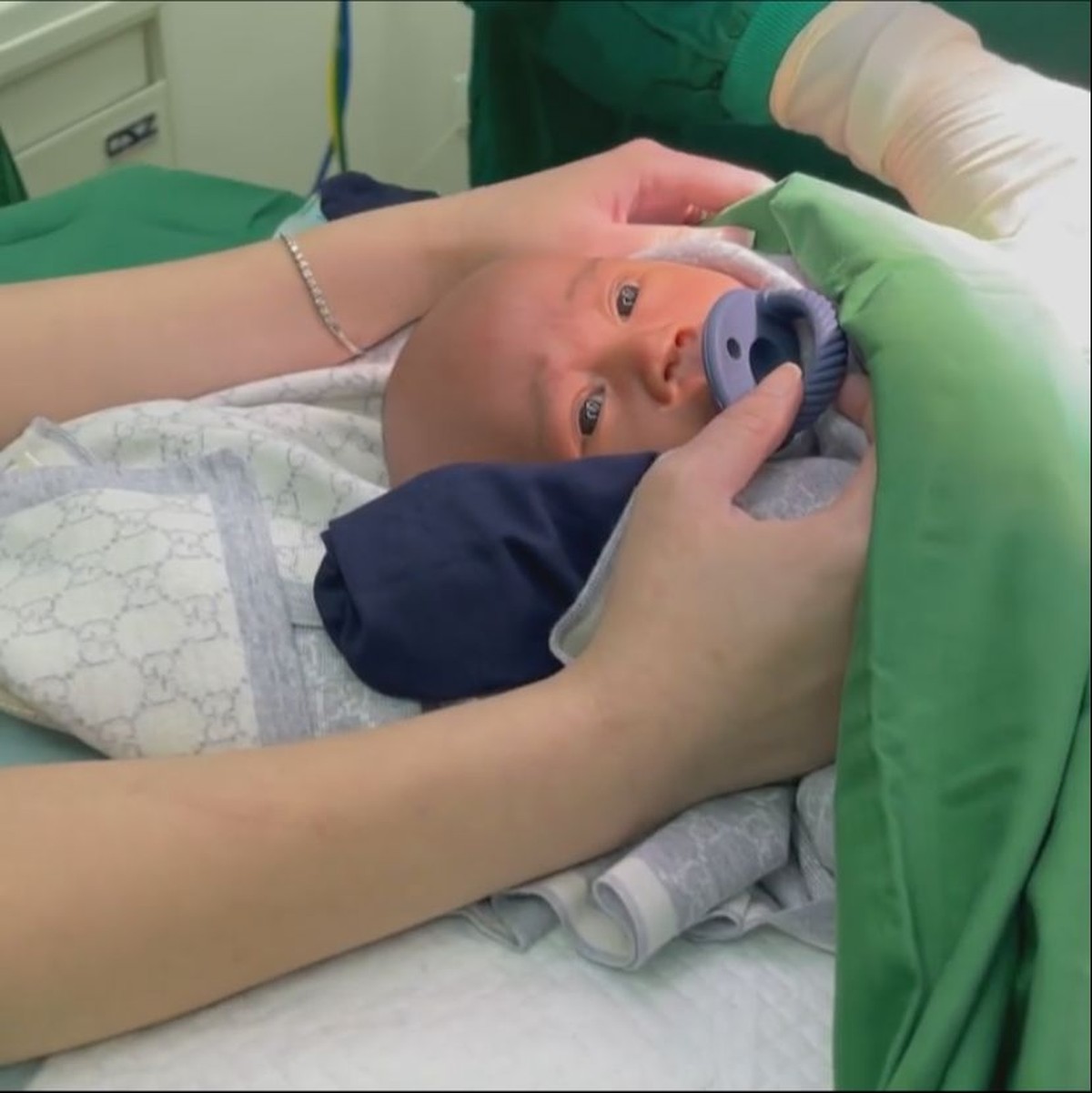 Anak kedua Raffi Ahmad&comma; baby Rayyanza baru saja menjalani proses khitan atau sunat ditemani sang ayah tercinta&period; Yuk intip&excl;