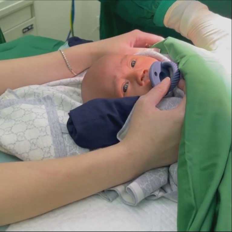 7 Ekspresi Rayyanza Disunat Anak kedua Raffi Ahmad, baby Rayyanza baru saja menjalani proses khitan atau sunat ditemani sang ayah tercinta. Yuk intip!