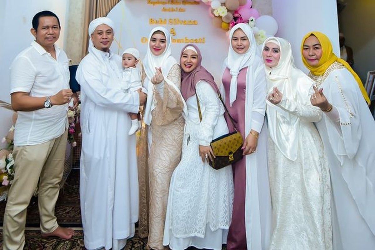 Opick dan Bebi Silvana menggelar acara tasyakuran 4 bulanan kehamilannya menampilkan tarian Sufi khas negara Turki&period; Yuk intip&excl;