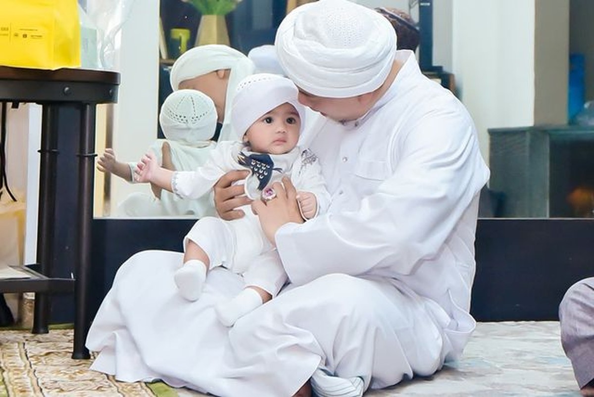 Opick dan Bebi Silvana menggelar acara tasyakuran 4 bulanan kehamilannya menampilkan tarian Sufi khas negara Turki&period; Yuk intip&excl;