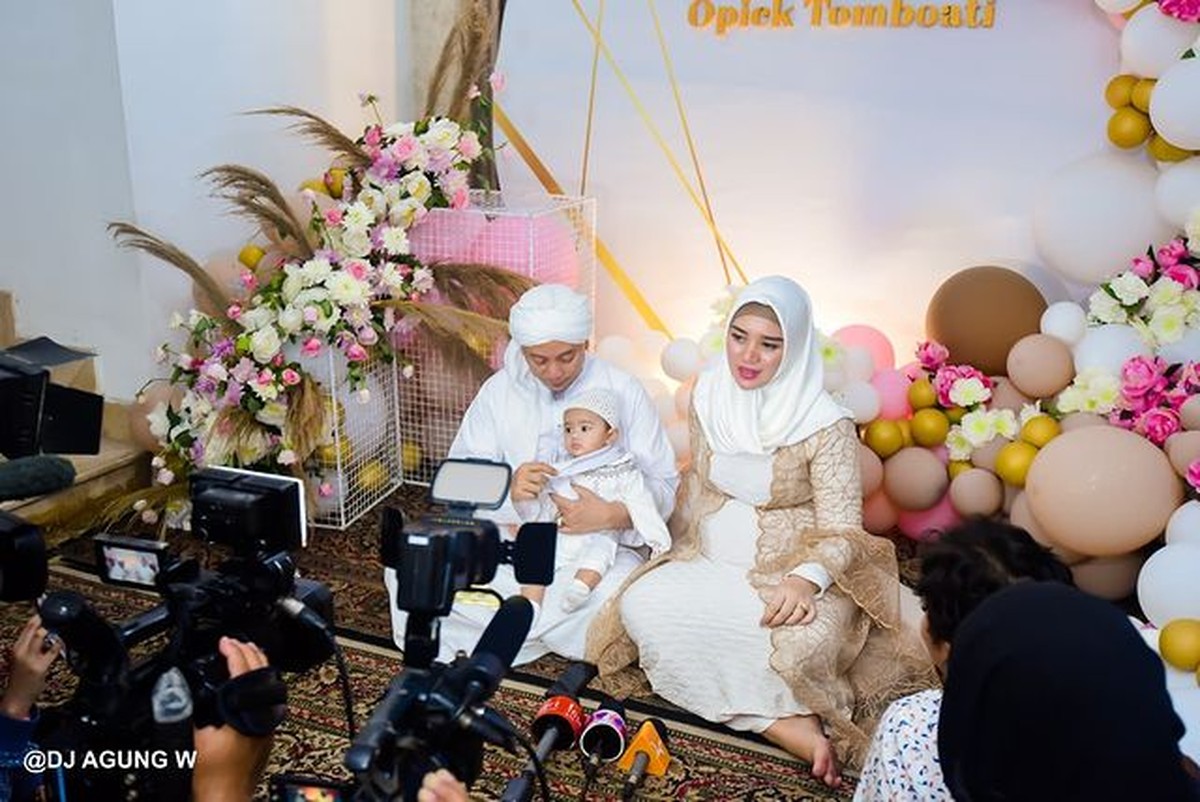 Opick dan Bebi Silvana menggelar acara tasyakuran 4 bulanan kehamilannya menampilkan tarian Sufi khas negara Turki&period; Yuk intip&excl;