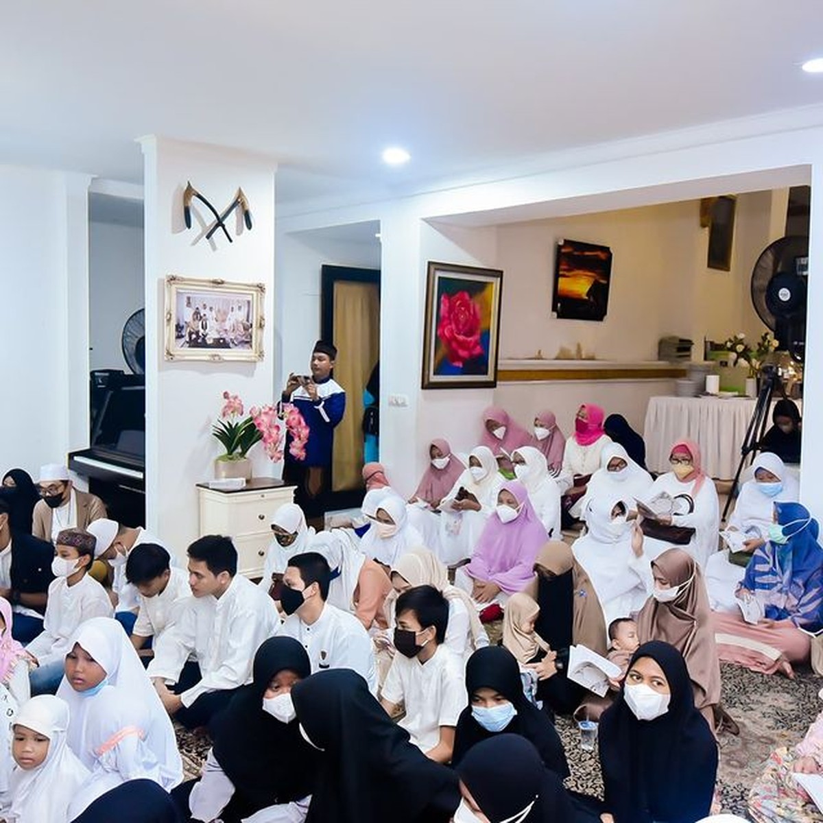 Opick dan Bebi Silvana menggelar acara tasyakuran 4 bulanan kehamilannya menampilkan tarian Sufi khas negara Turki&period; Yuk intip&excl;