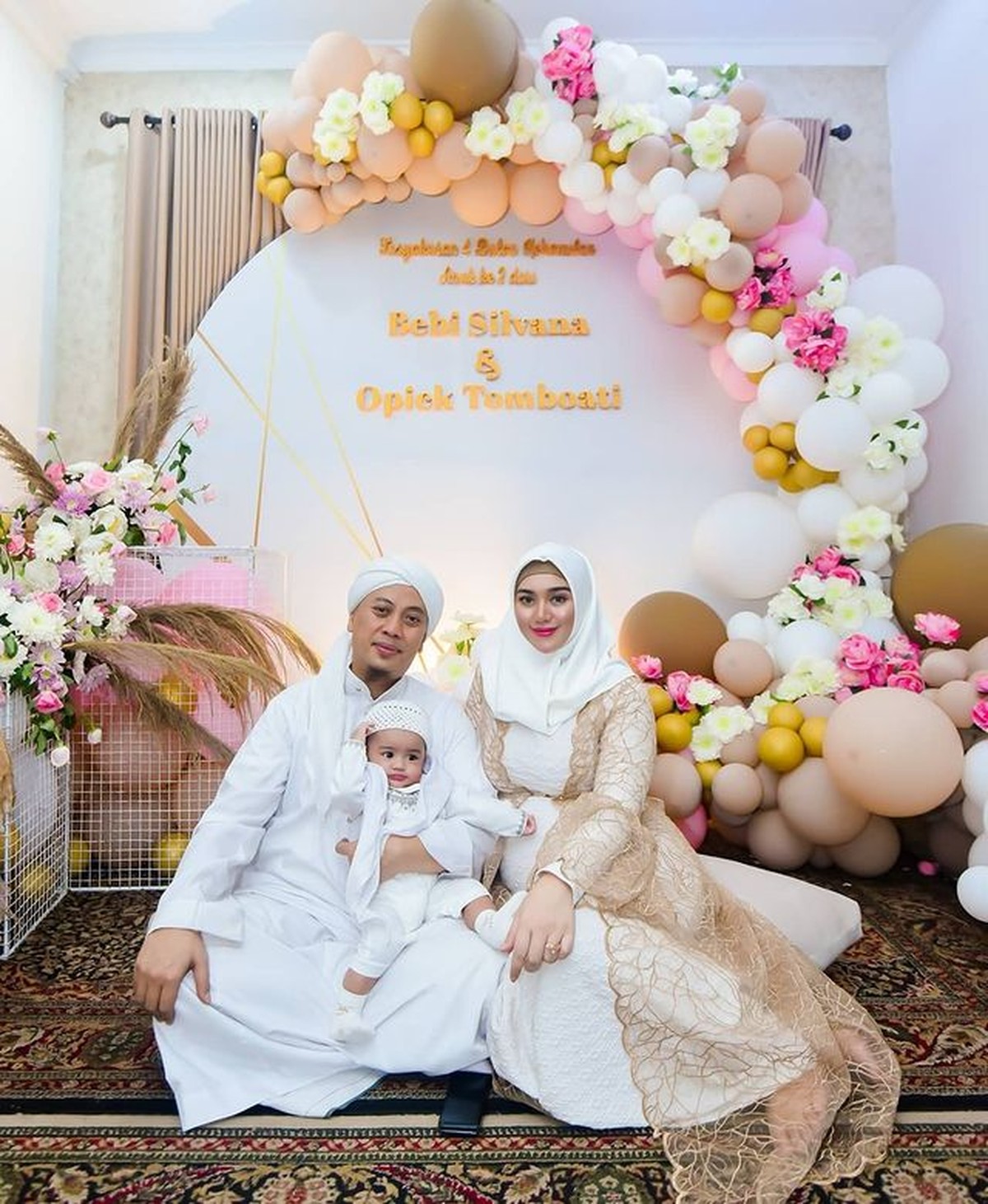 Opick dan Bebi Silvana menggelar acara tasyakuran 4 bulanan kehamilannya menampilkan tarian Sufi khas negara Turki&period; Yuk intip&excl;