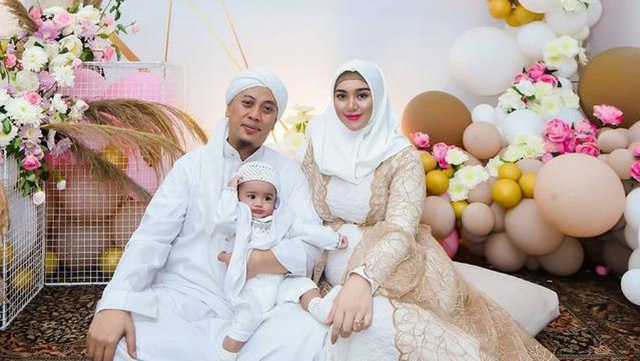 Opick dan Bebi Silvana menggelar acara tasyakuran 4 bulanan kehamilannya menampilkan tarian Sufi khas negara Turki. Yuk intip!
