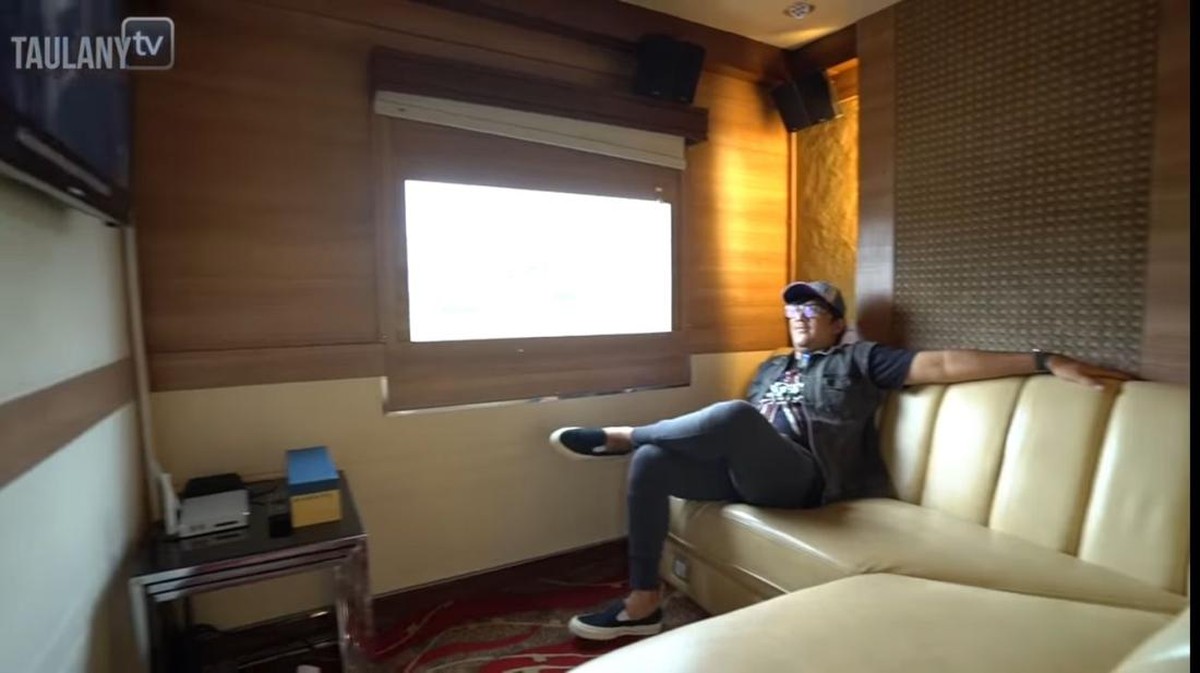 7 Potret Andre Taulany Sewa Kereta Api Sultan Liburan Bareng Keluarga