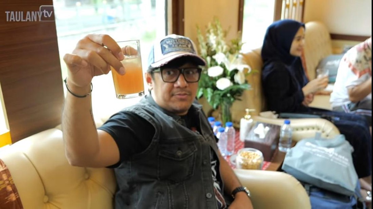 7 Potret Andre Taulany Sewa Kereta Api Sultan Liburan Bareng Keluarga