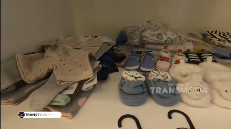 7 Potret Kamar Tidur Ivan Gunawan, Ada Box & Perlengkapan Bayi Sejak mengadopsi dua anak boneka, Ivan Gunawan merubah tatanan kamar tidurnya. Yuk intip potretnya!