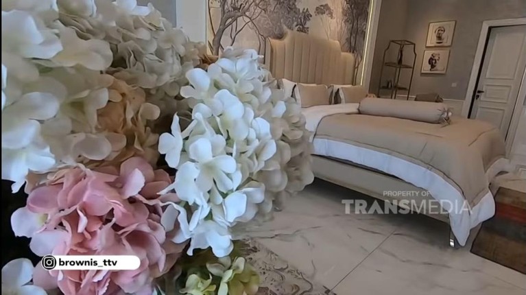 7 Potret Kamar Tidur Ivan Gunawan, Ada Box & Perlengkapan Bayi Sejak mengadopsi dua anak boneka, Ivan Gunawan merubah tatanan kamar tidurnya. Yuk intip potretnya!