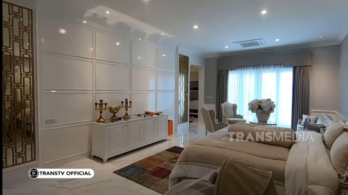 Sejak mengadopsi dua anak boneka&comma; Ivan Gunawan merubah tatanan kamar tidurnya&period; Yuk intip potretnya&excl;