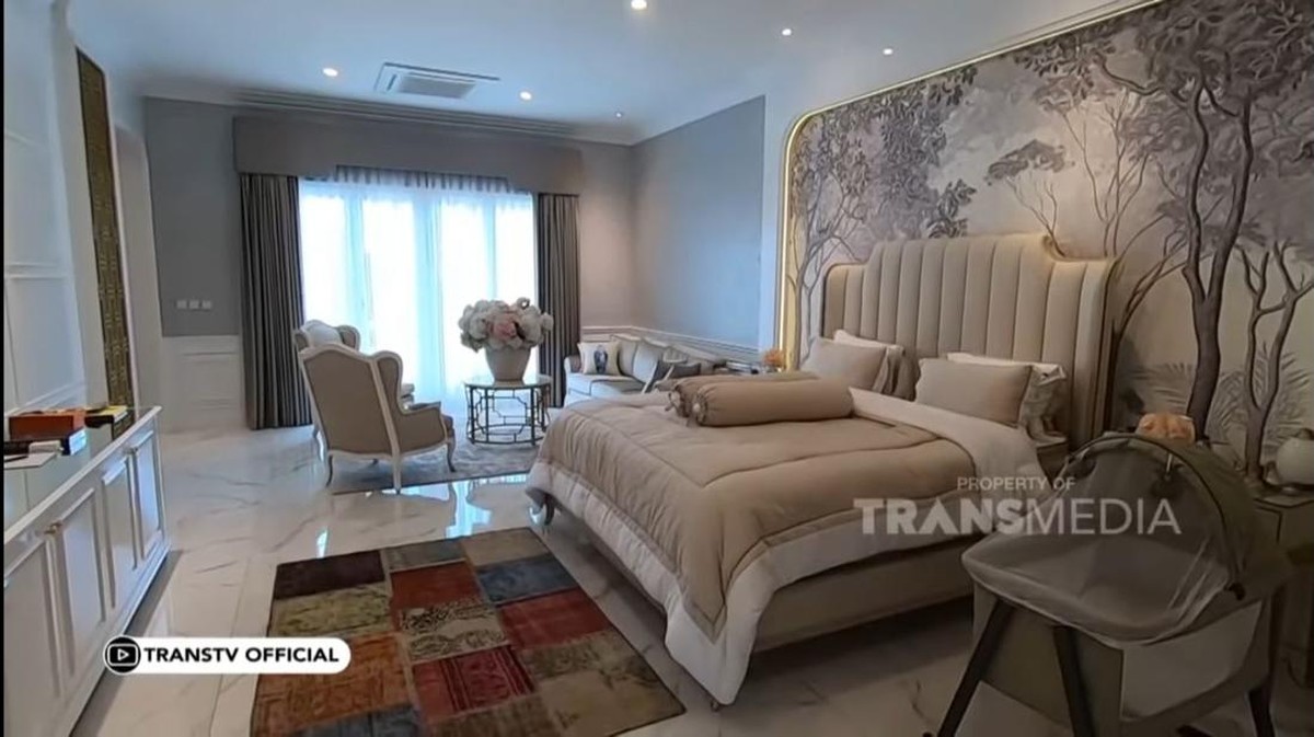 Sejak mengadopsi dua anak boneka&comma; Ivan Gunawan merubah tatanan kamar tidurnya&period; Yuk intip potretnya&excl;