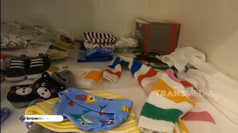 7 Potret Kamar Tidur Ivan Gunawan, Ada Box & Perlengkapan Bayi Sejak mengadopsi dua anak boneka, Ivan Gunawan merubah tatanan kamar tidurnya. Yuk intip potretnya!
