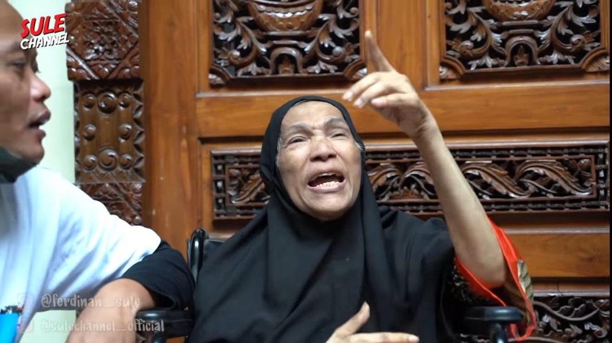 Belum lama ini Sule menjenguk dan mengunjungi Dorce Gamalama yang sempat dilarikan ke rumah sakit&period; Yuk intip potret terkininya&excl;