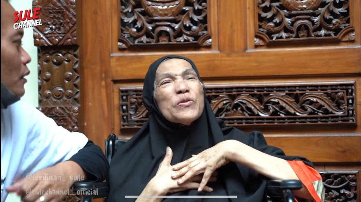 Belum lama ini Sule menjenguk dan mengunjungi Dorce Gamalama yang sempat dilarikan ke rumah sakit&period; Yuk intip potret terkininya&excl;