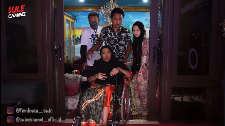 7 Potret Kondisi Terbaru Dorce Gamalama Belum lama ini Sule menjenguk dan mengunjungi Dorce Gamalama yang sempat dilarikan ke rumah sakit. Yuk intip potret terkininya!