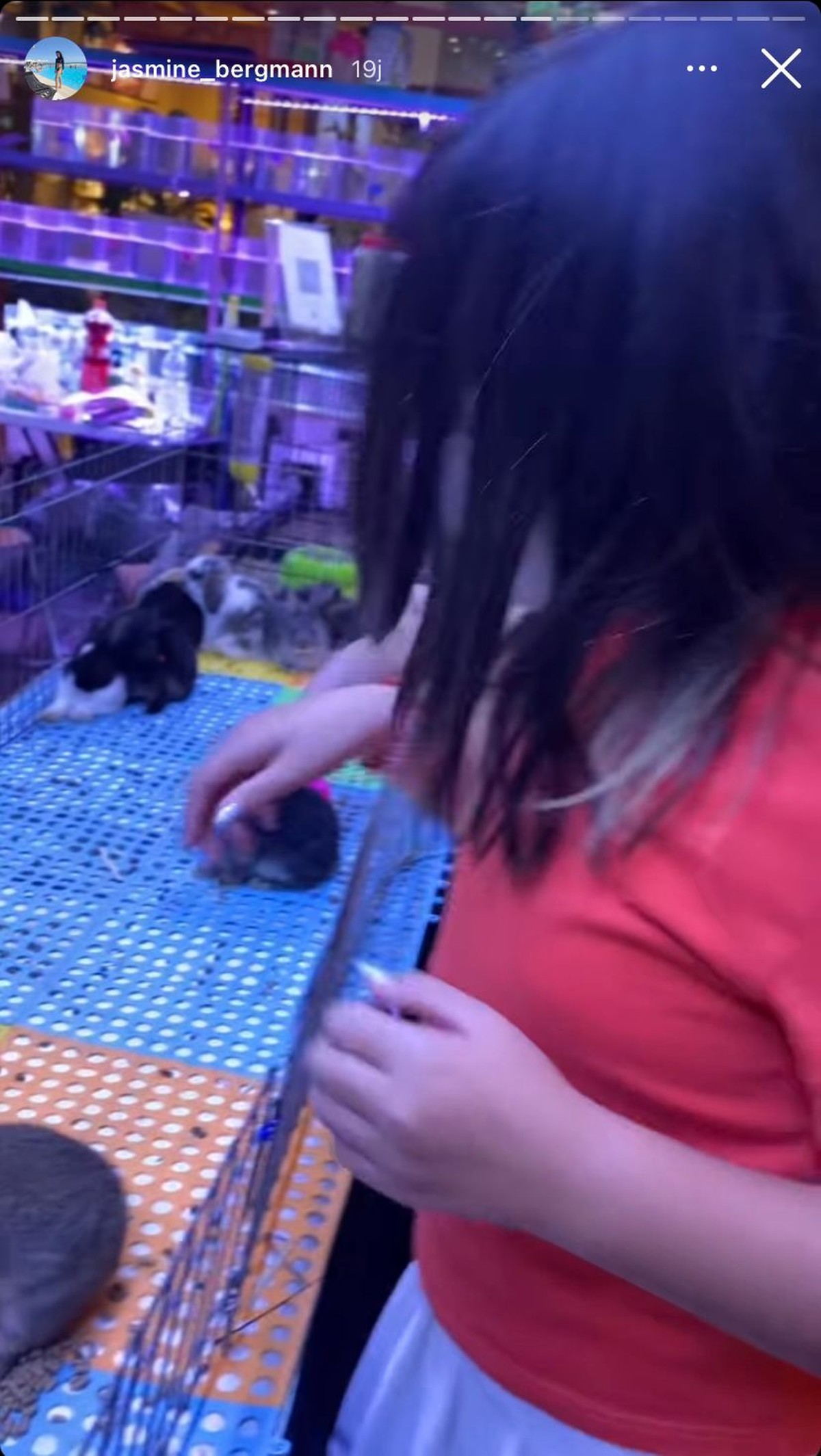 Mikhayla putri Nia Ramadhani baru-baru ini tampak asyik nyalon dan jalan-jalan di mal&period; Yuk intip potretnya&excl;