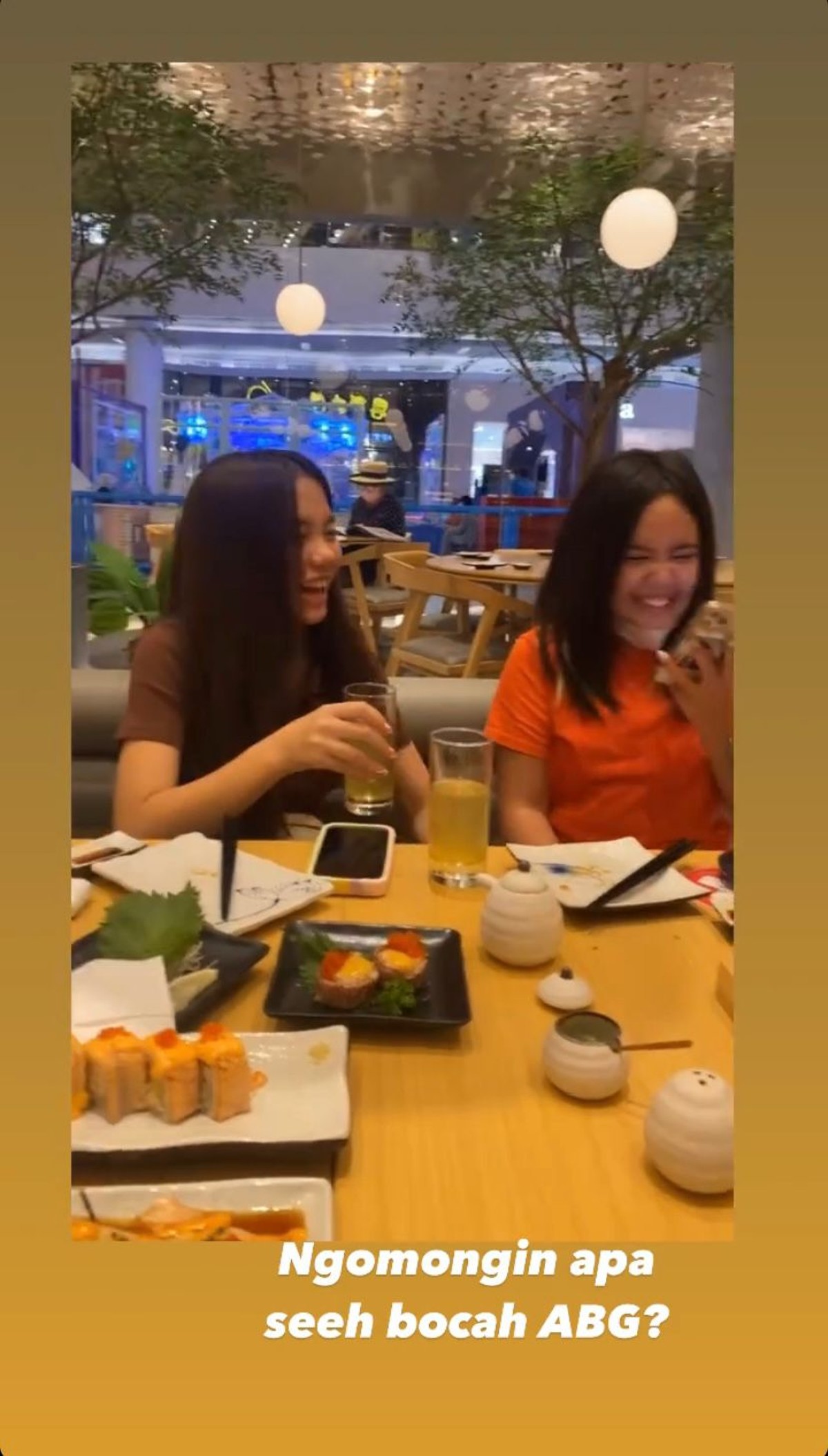 Mikhayla putri Nia Ramadhani baru-baru ini tampak asyik nyalon dan jalan-jalan di mal&period; Yuk intip potretnya&excl;