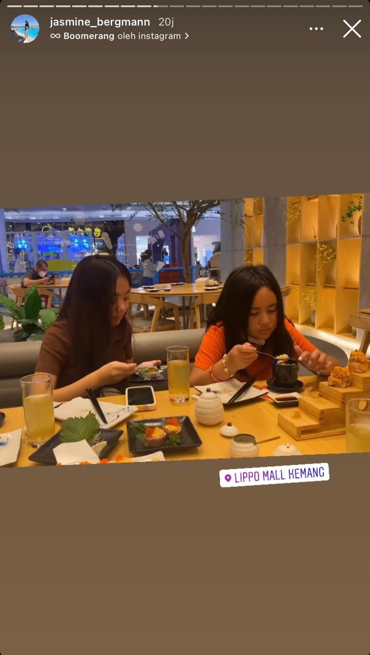 Mikhayla putri Nia Ramadhani baru-baru ini tampak asyik nyalon dan jalan-jalan di mal&period; Yuk intip potretnya&excl;