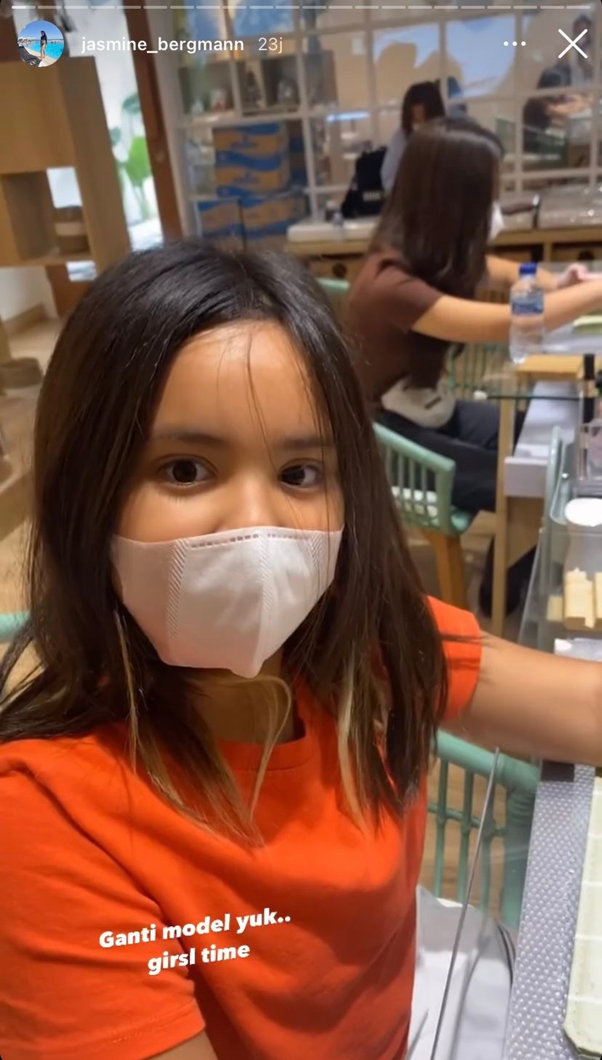 Mikhayla putri Nia Ramadhani baru-baru ini tampak asyik nyalon dan jalan-jalan di mal&period; Yuk intip potretnya&excl;