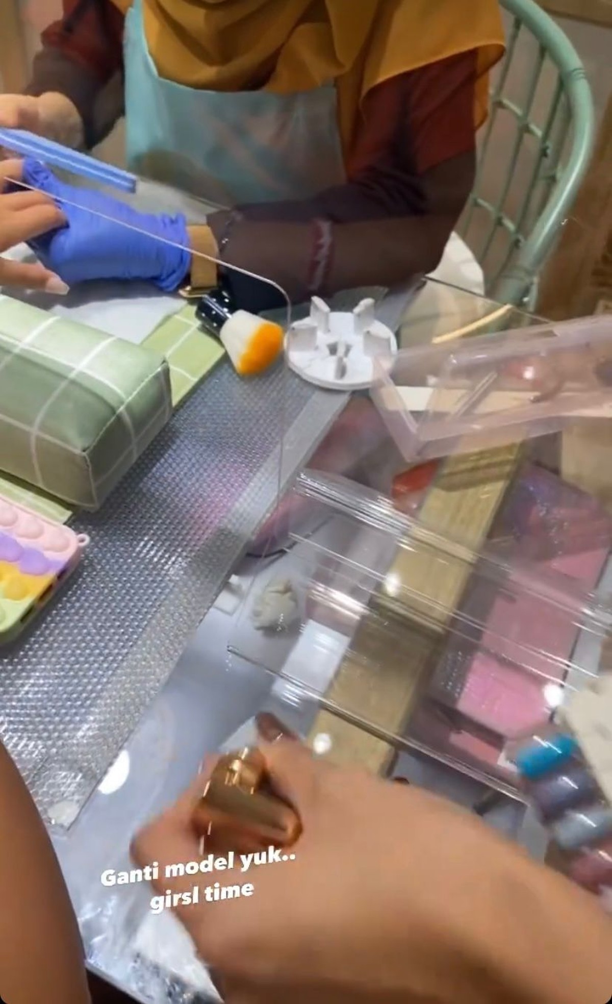 Mikhayla putri Nia Ramadhani baru-baru ini tampak asyik nyalon dan jalan-jalan di mal&period; Yuk intip potretnya&excl;