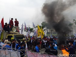 Tuntut Revisi UMK 2022, Buruh Minta Gubernur Banten Temui Massa