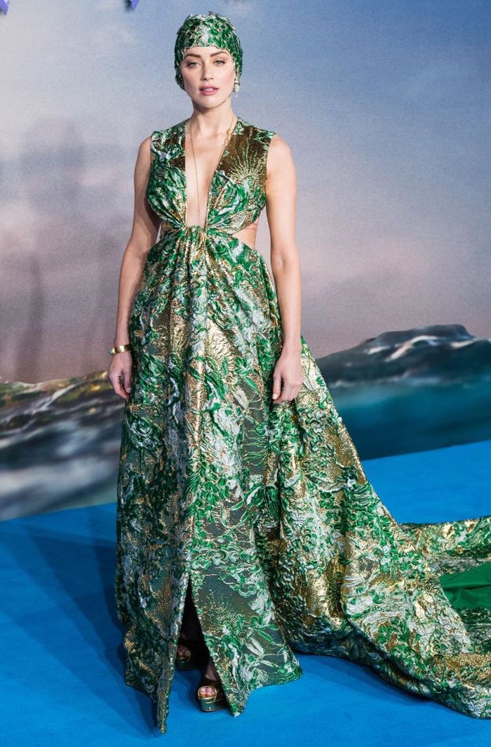 Amber Heard mengubah dirinya menjadi ratu laut saat premiere film Aquaman yang ia bintangi. Gaun brokat hijau lengkap dengan topi renang yang sama ini adalah rancangan Valentino.  (bazaar.uk)