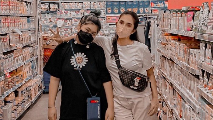 Amel, Anak Pertama Ussy Sulistiawaty