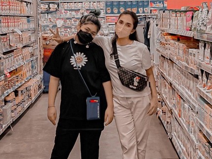 Ussy Sulistiawati Akhirnya Ijinkan Putrinya Punya Akun IG di Usia 17 Th, Syaratnya..