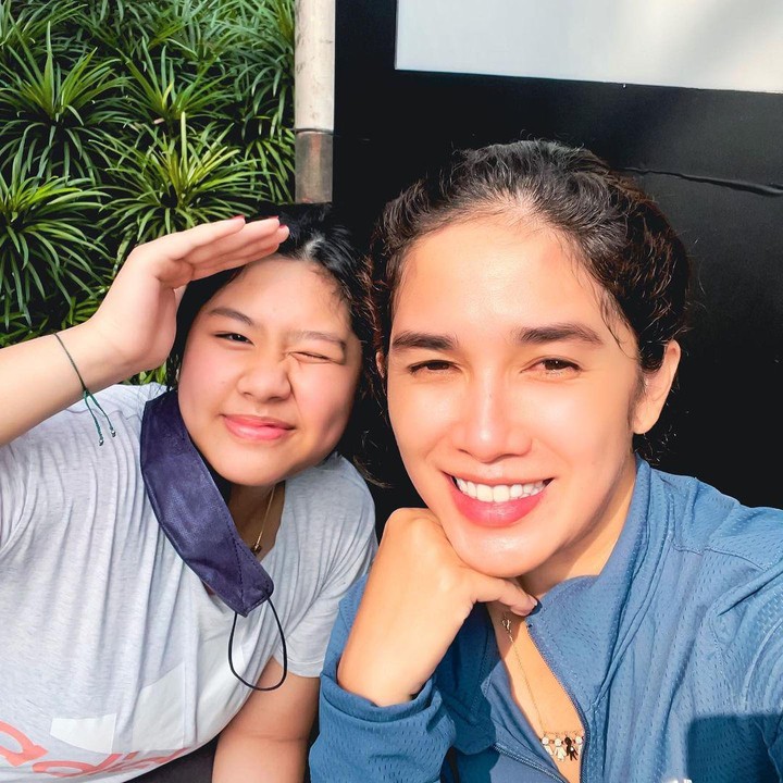 <p>Amel juga sering menghabiskan waktu bersama keluarganya. Salah satunya <em>quality time-nya</em> adalah liburan bersama ke luar negeri. Ia juga nampak dekat dengan Andhika, ayah sambungnya, Bunda. (Foto: Instagram @ussypratama)</p>