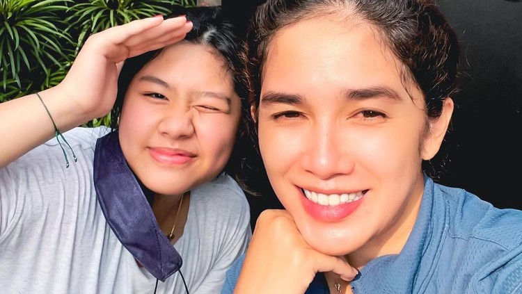 Amel, Anak Pertama Ussy Sulistiawaty