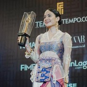 Inspirasi Gaya Berkain Kekinian Ala Pemeran Film 'Yuni' Arawinda Kirana