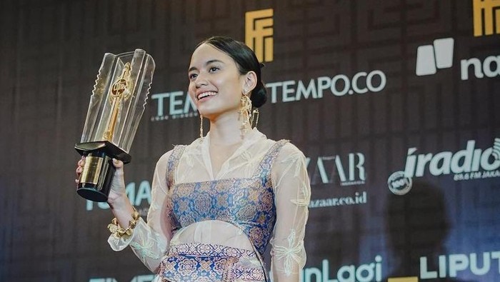 Inspirasi Gaya Berkain Kekinian Ala Pemeran Film 'Yuni' Arawinda Kirana