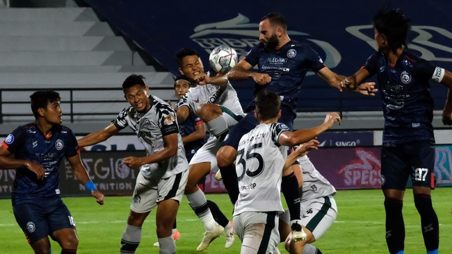 Persaingan papan atas Liga 1 kian sengit usai Arema dan Persebaya meraih poin dalam laga yang berlangsung Rabu (5/1) malam.