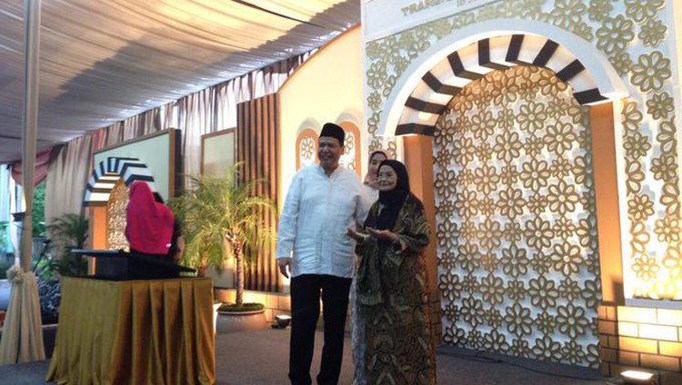 Chairul Tanjung dan sang ibunda, Halimah di Masjid Agung Trans Studio Bandung