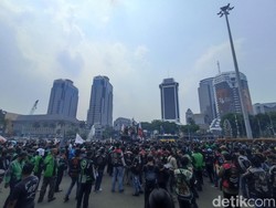 Driver Ojol Demo di Patung Kuda Tuntut Kejelasan Payung Hukum