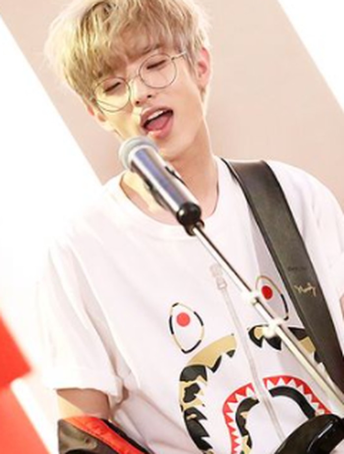 Di dalam grupnya, Jae dipercaya untuk menempati posisi sebagai gitaris sekaligus vokalis. Tak hanya itu, Jae juga dikenal sebagai anggota yang berbakat dalam memproduksi lagu./ foto: instagram.com/day6