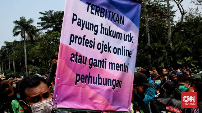 Sejumlah aliansi driver ojol berunjuk rasa di Patung Kuda menuntut payung hukum profesi, rangkaian demonstrasi yang telah mereka lakukan sejak 2018 silam.