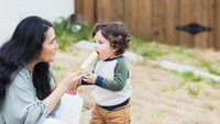 Es Loli dari ASI Bisa Bantu Bayi Jadi Lebih Nyaman saat Tumbuh Gigi