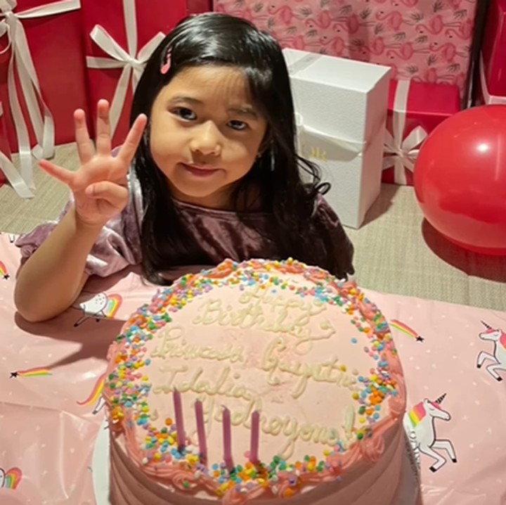 <p>Di acara itu, Gaia dengan bangga menunjukkan umurnya yang kini sudah 4 tahun ketika berpose di depan kue. Gemas! (Foto: Instagram @ruby_26)</p>