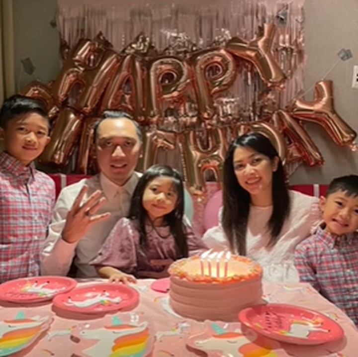 <p>Gayatri atau yang akrab disapa Gaia baru saja merayakan ulang tahunnya yang keempat. Acara digelar dengan sangat sederhana hanya bersama Ayah, Ibunda, serta kedua kakaknya. (Foto: Instagram @ruby_26)</p>