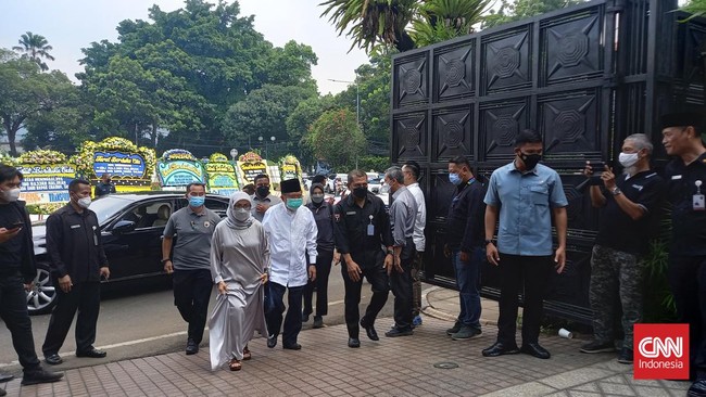 Dari mulai Menteri BUMN hingga Menko PMK terlihat melayat ke rumah duka ibunda Chairul Tanjung, almarhumah Halimah, Jakarta Pusat.