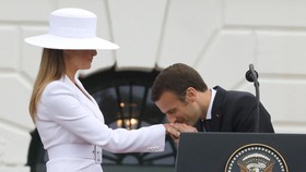 Topi Putih Melania Trump Dilelang 1.416 SOL dengan NFT
