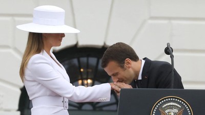 img-title Topi Putih Melania Trump Dilelang 1.416 SOL dengan NFT