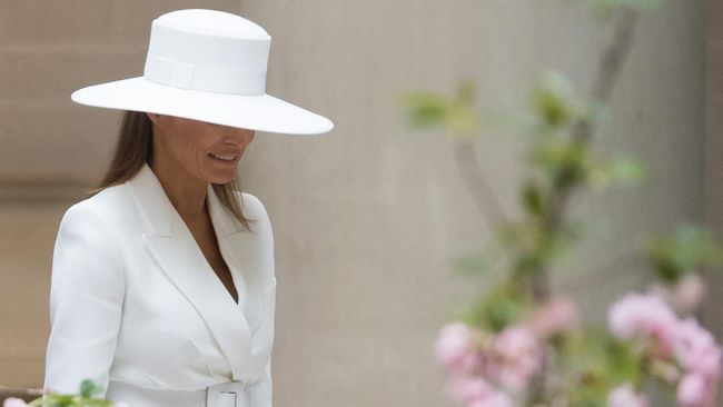Barang milik Melania Trump yakni topi putih, lukisan, dan NFT animasi dijual murah dalam lelang yang dilakukan di NFT.