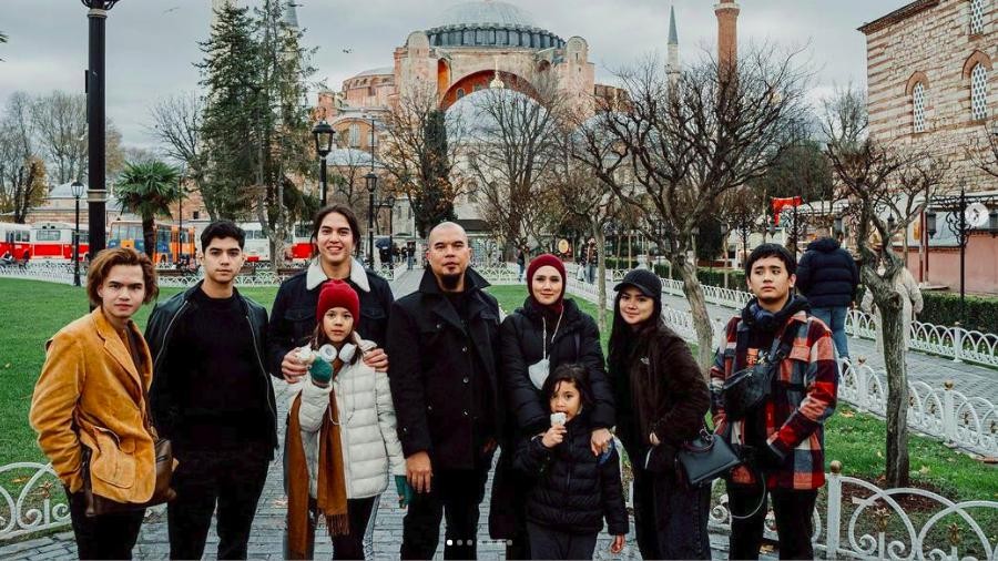 Keluarga Ahmad Dhani dan Mulan Jameela liburan ke Turki