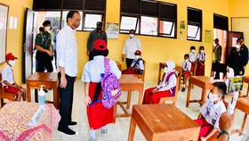 Jokowi Bagi-bagi Sepeda ke Siswa SD Peserta Vaksinasi di Grobogan