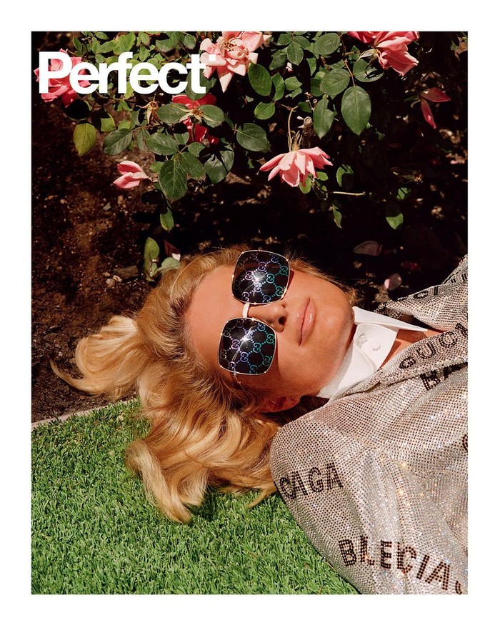 Busana serupa juga dikenakan Paris Hilton pada pemotretannya bersama Perfect Magazine. Foto: Alasdair Mclellan/Perfect Magazine